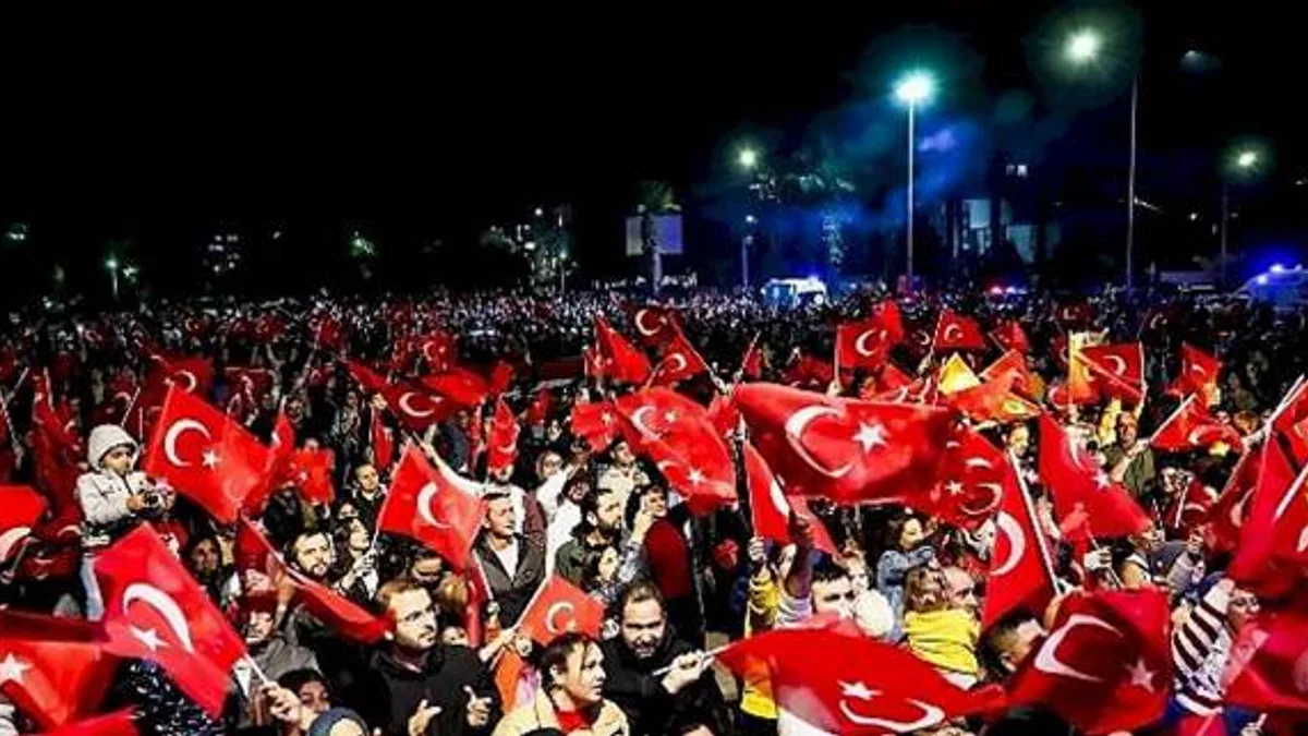 Aliağalılar Cumhuriyet Bayramı'nı Cumhuriyet Meydanı'nda Kutladı