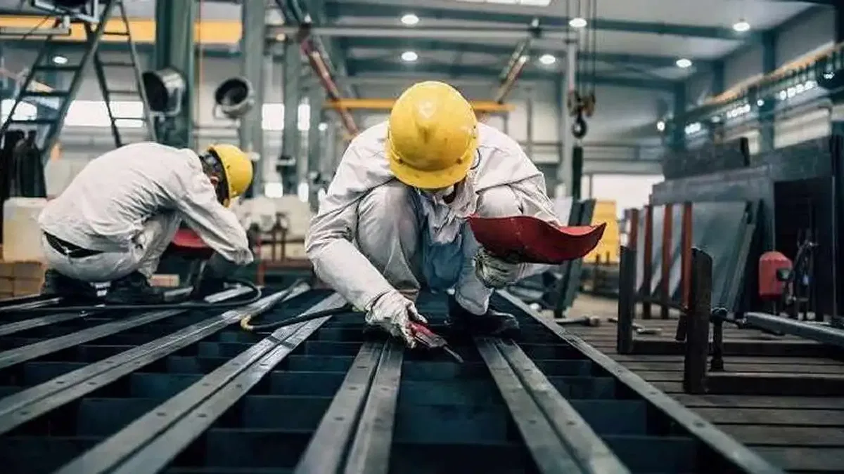 Ücretli çalışan yıllık arttı, aylık geriledi