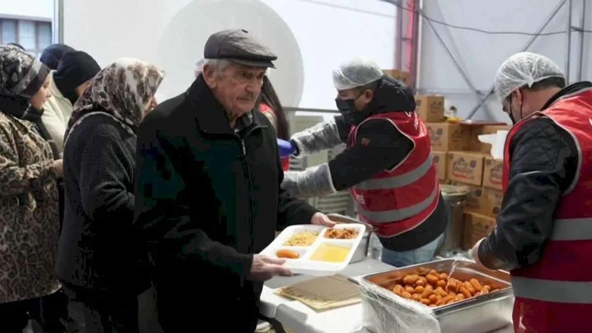 Ankara Keçiören’de Ramazan sofraları binlerce kişiyi buluşturuyor