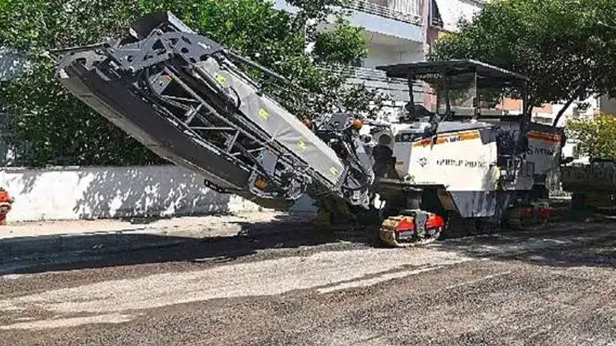 Karabağlar'da asfaltlama çalışmaları sıcak dinlemiyor