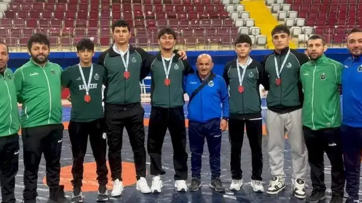 Konya Karatay'ın U17 güreşçileri şampiyonluk yolunda