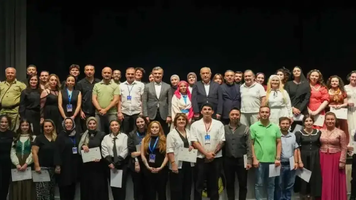 Trabzon Şehir Tiyatrosu yeni yeteneklerini mezun etti