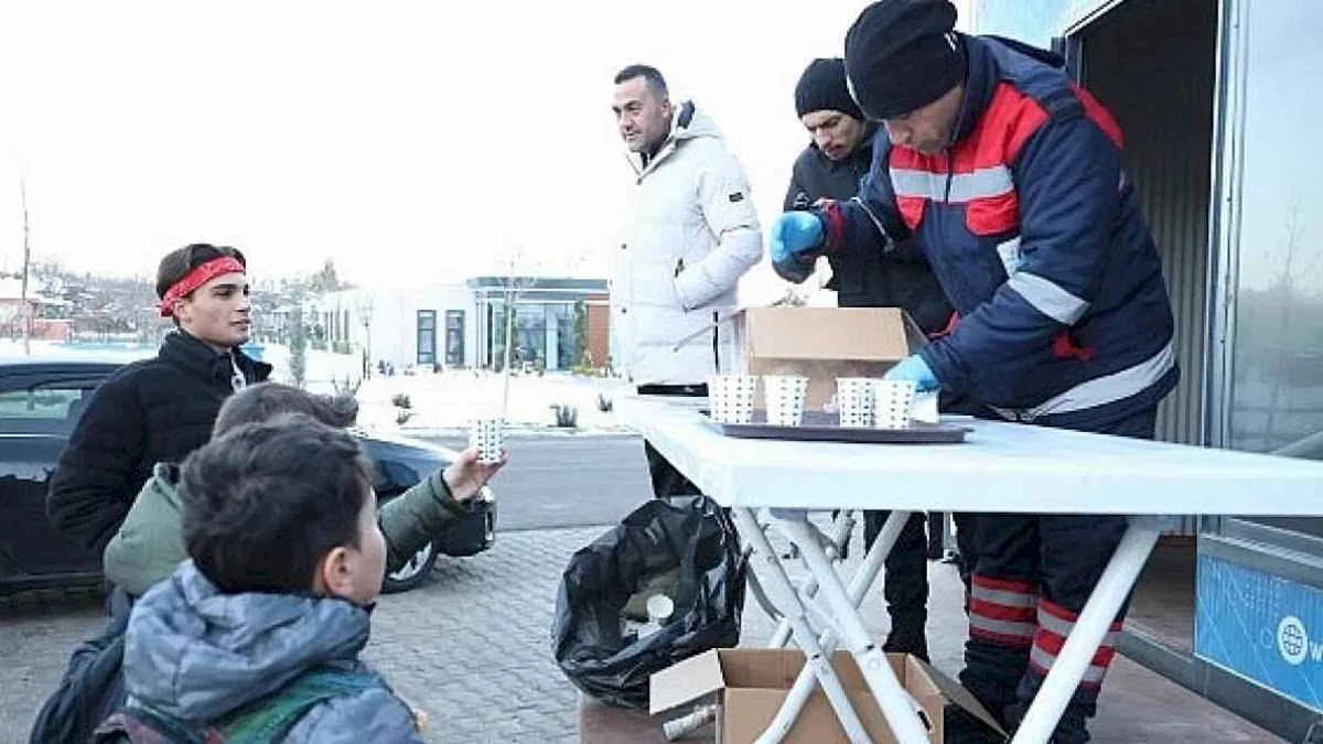 Sıcak Süt ve Poğaça İkramı Vatandaşlarımızın İçini Isıttı