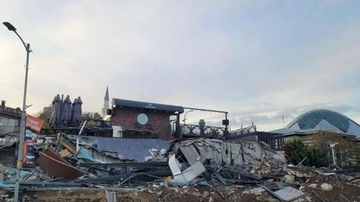 Üsküdar sahilinde kaçak bina yıkıldı