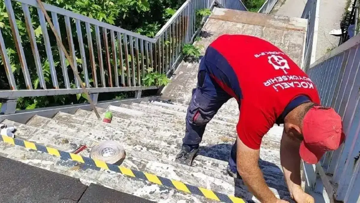 Kocaeli Büyükşehir'den üst geçitlere güvenli bakım