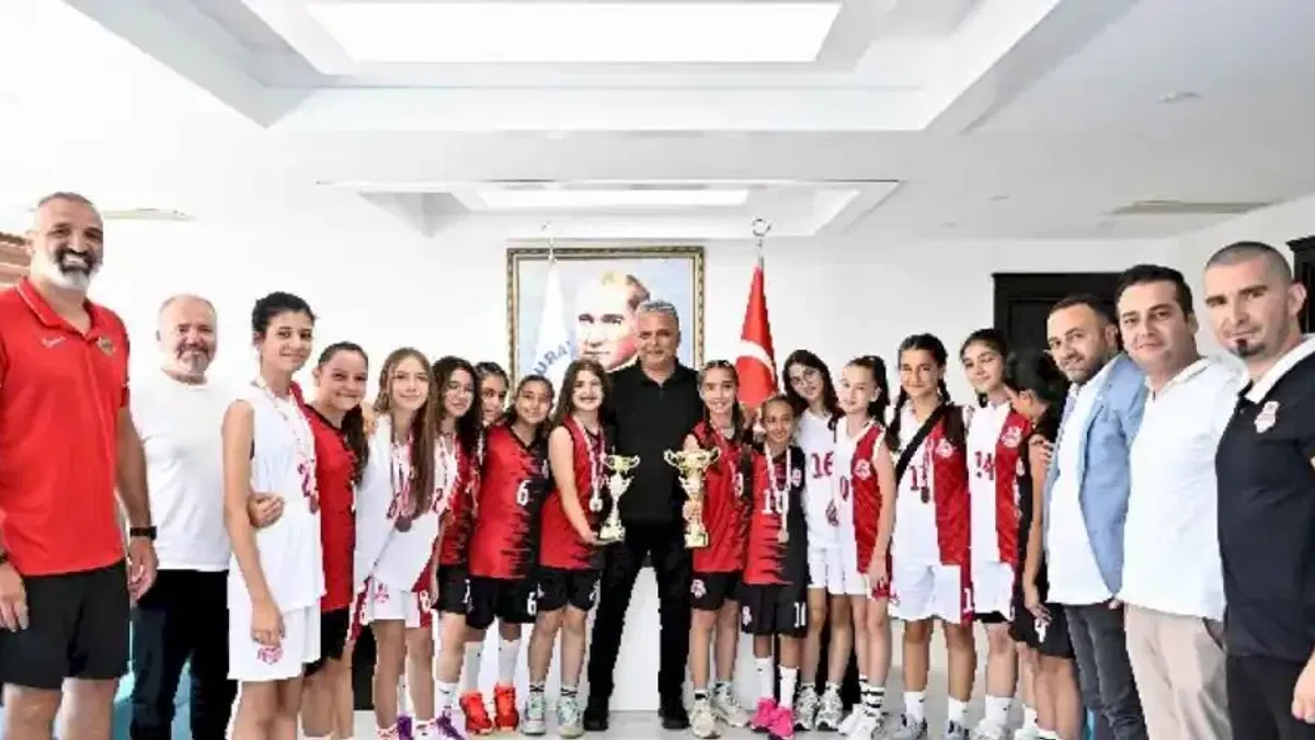 Şampiyon kızlardan Başkan Uysal'a ziyaret