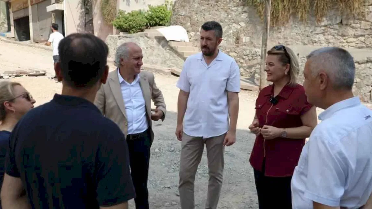 Kocaeli İzmit Belediyesi'nden üç mahalleyi  birleştiren sokakta güvenli ulaşım adımı