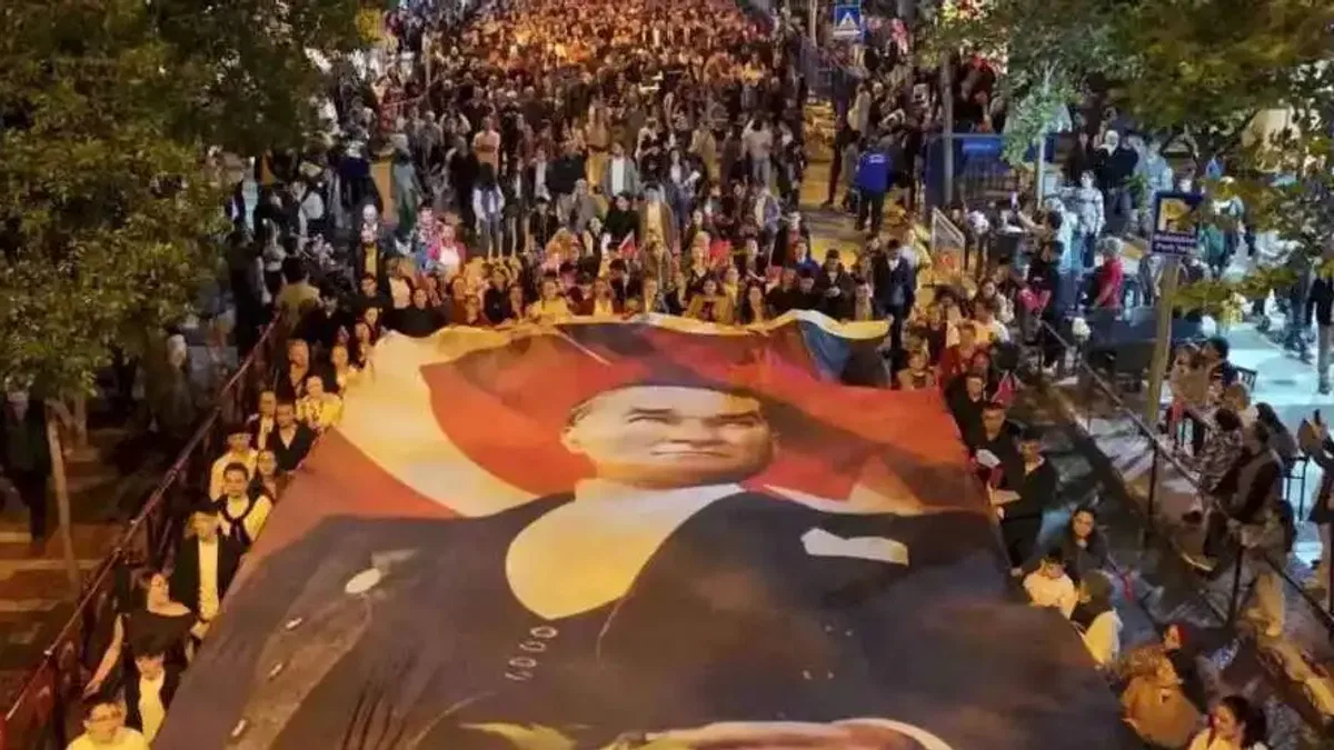 Binlerce Manisalı Festival kortejinde buluştu