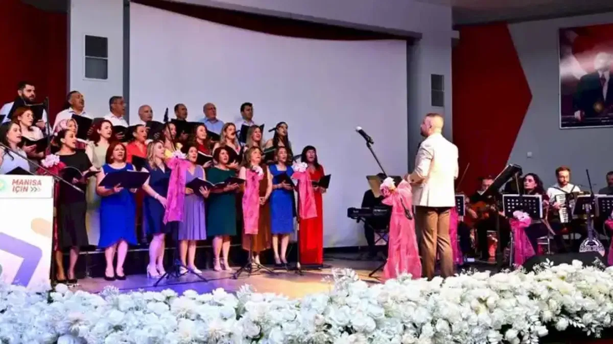 Manisa'da “Türkü Gibi Şarkılar” ayakta alkışlandı
