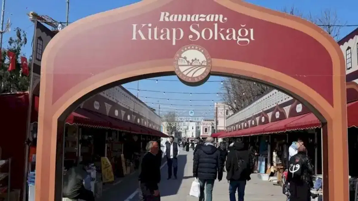 Sakarya'da Kitap Sokağı kitapseverlerin buluşma noktası oldu