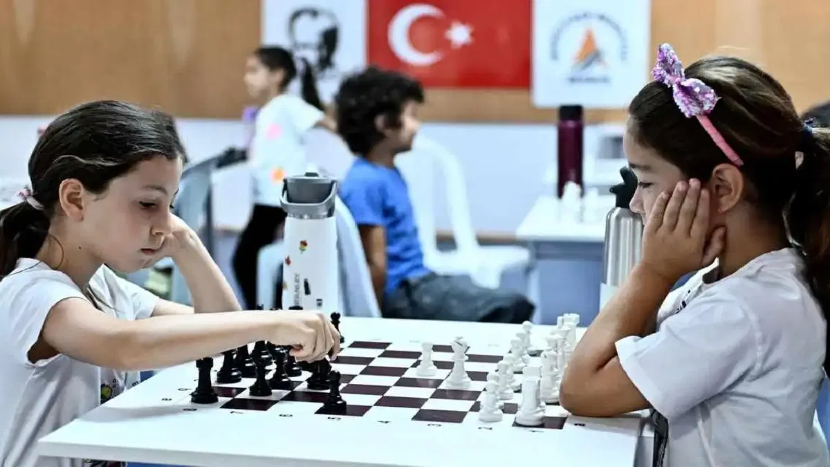 Muratpaşa’da satranç eğitimiyle çocuklar turnuvalara hazırlanıyor