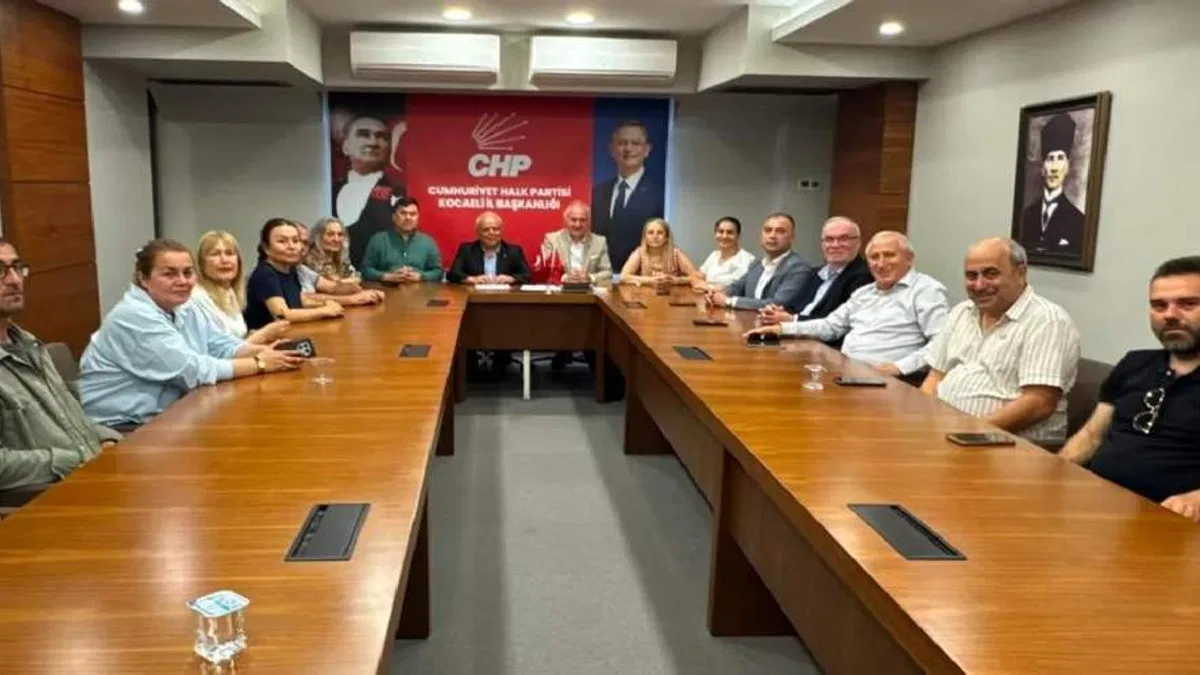CHP Kocaeli Parti Okulu eğitmenlerinden Özgür Özel'e destek mesajı