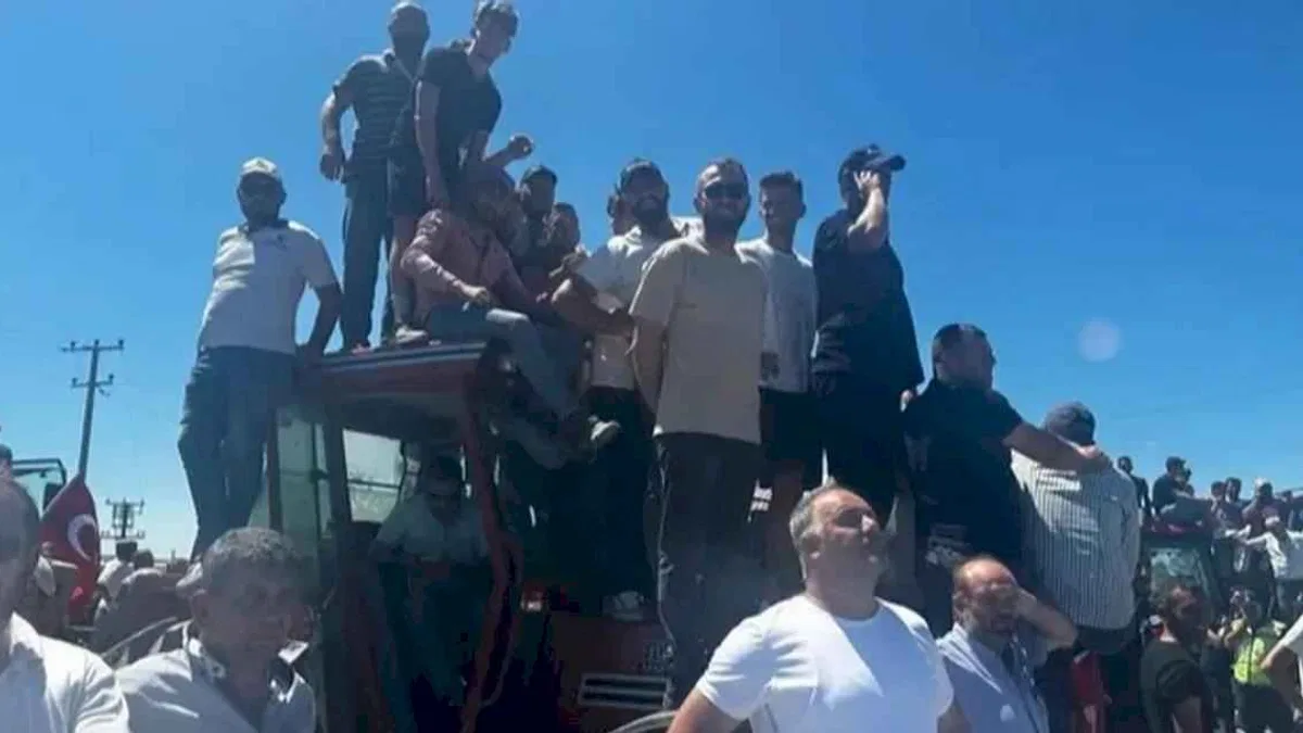 CHP Bursa Milletvekili Orhan Sarıbal eylemde çiftçileri yalnız bırakmadı