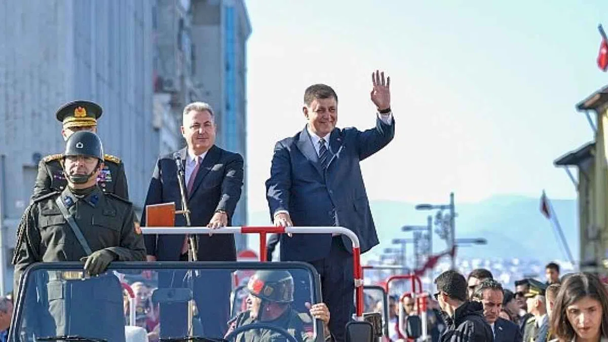 İzmir Cumhuriyet'in 101'inci yaşını büyük bir coşkuyla kutluyor Başkan Tugay: Son nefesime kadar mücadele edeceğim