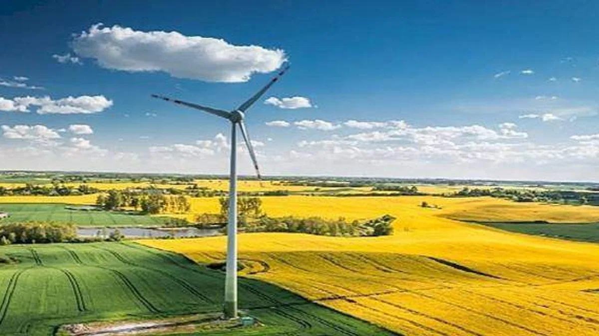 Dr. Üçok; "Dünyada geçen yıl kurulan elektrik santrallerinin yaklaşık %90'ı yenilenebilir enerji santrallerinden oluştu"