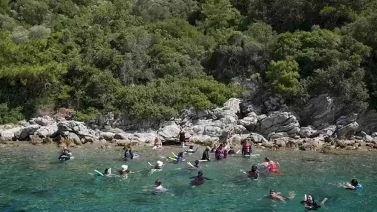 Yüzme öğrenen kadınlar Marmaris’te denizle buluştu