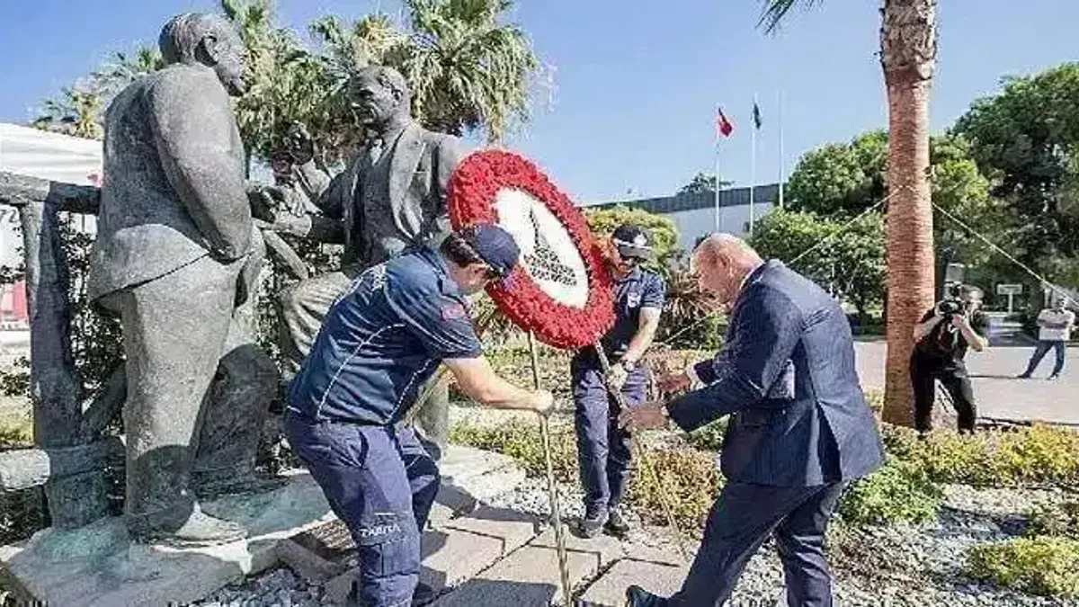 Başkan Soyer'den Ata'ya ve İnönü'ye saygı çelengi