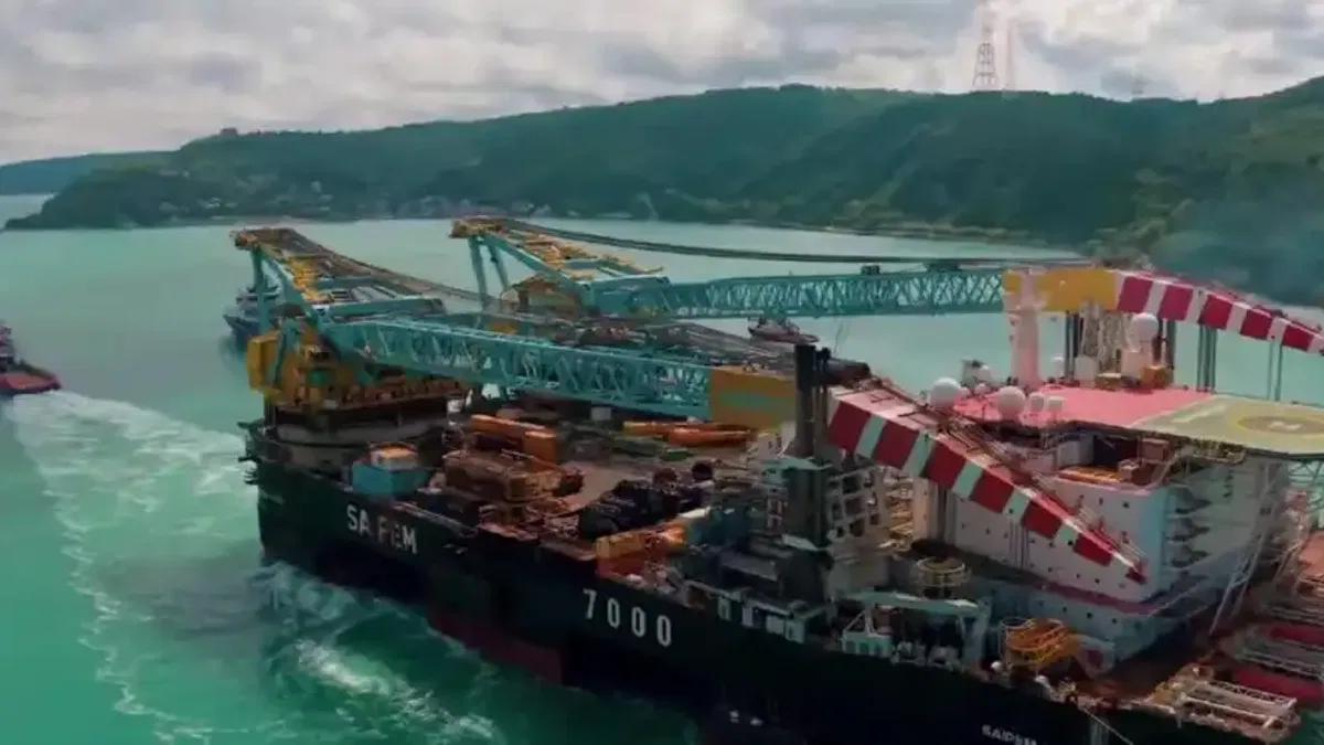 Dünyanın en büyük üçüncü yarı batık vinç gemisi İstanbul Boğazı'ndan geçiyor