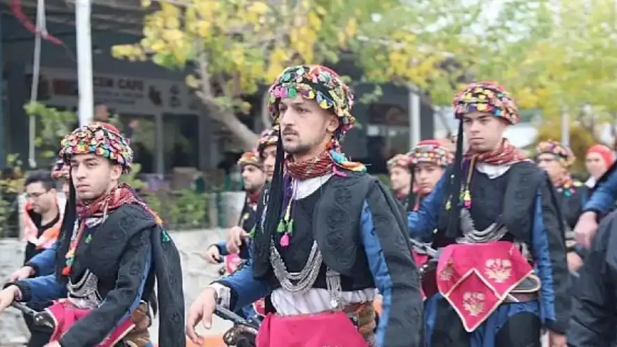 Seferihisar'da zeytinin hasat zamanını kutlamak için Orhanlı Köyü'nde festival düzenlendi.