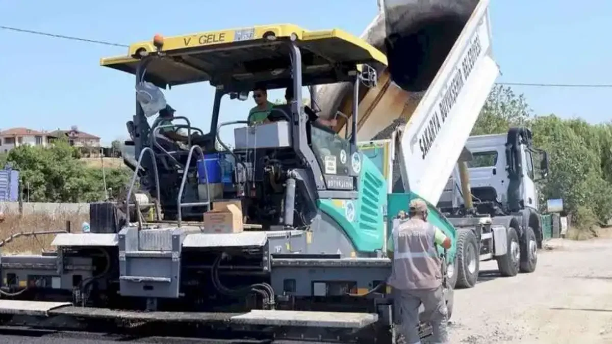 Sakarya Kaynarca’da asfalt mesaisini sürdürüyor