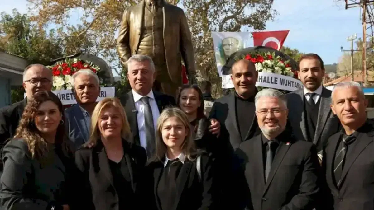 İzmir Güzelbahçe'ye Atatürk’ün yeni heykeli dikildi