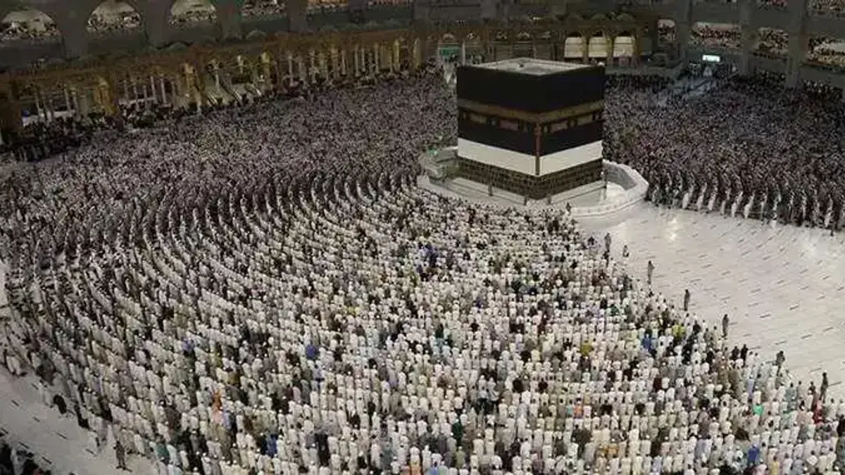 Umre mevsiminin başlamasıyla Kabe'nin etrafındaki bariyerler kaldırıldı