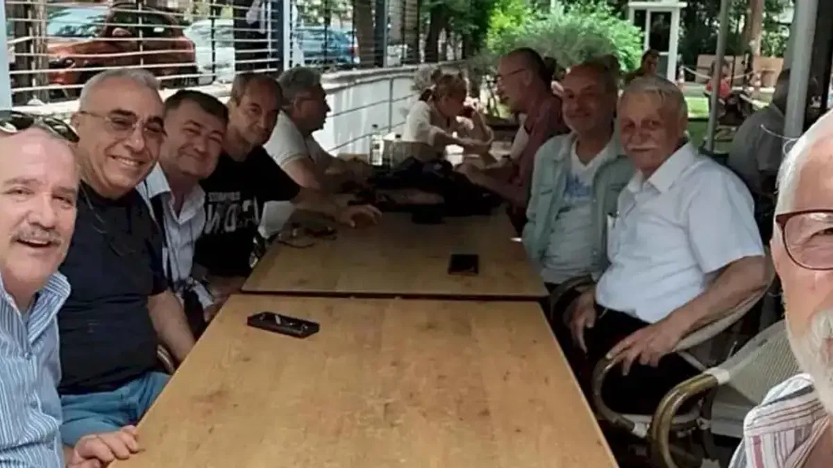 Lise arkadaşları 42 yıl sonra bir araya geldi