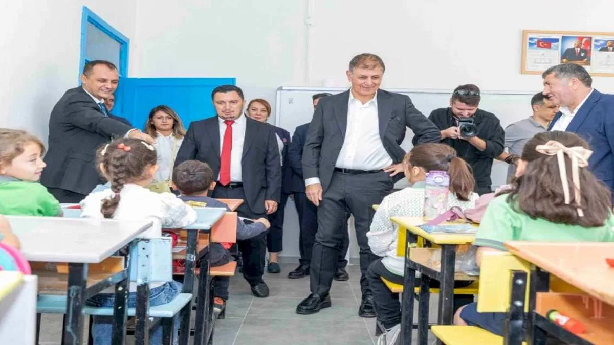İzmir'de Kızıloba İlkokulu yenilendi çocuklar bayram etti