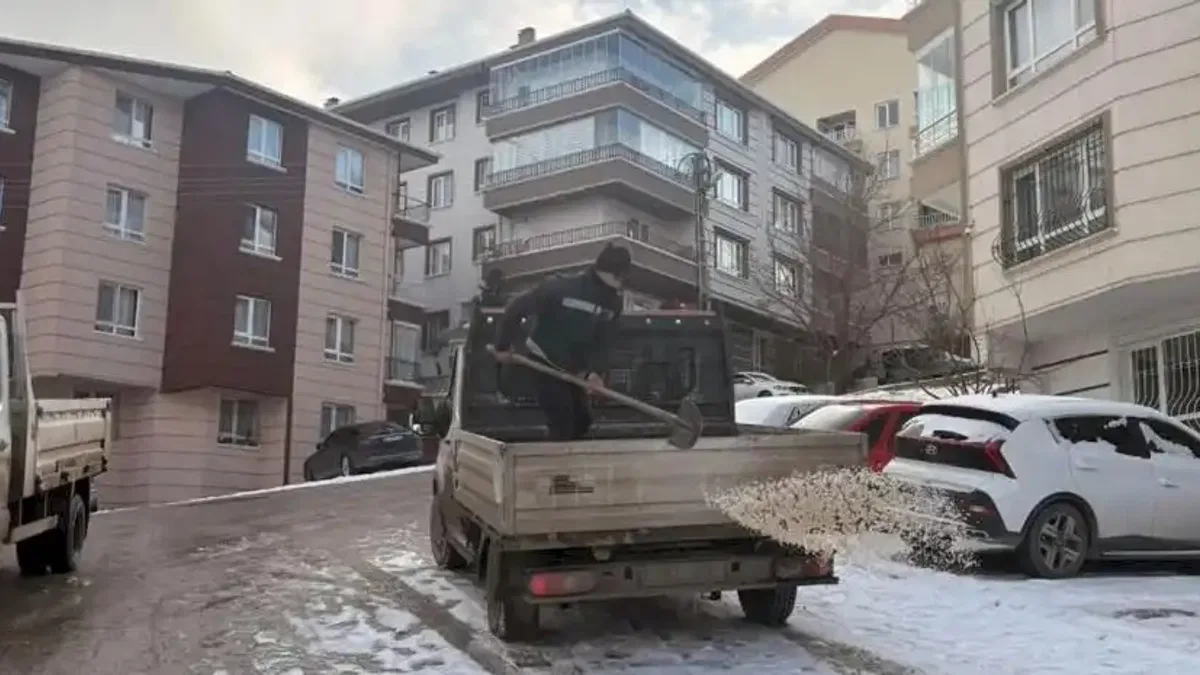 Ankara Keçiören’de karla mücadele 7/24 devam ediyor