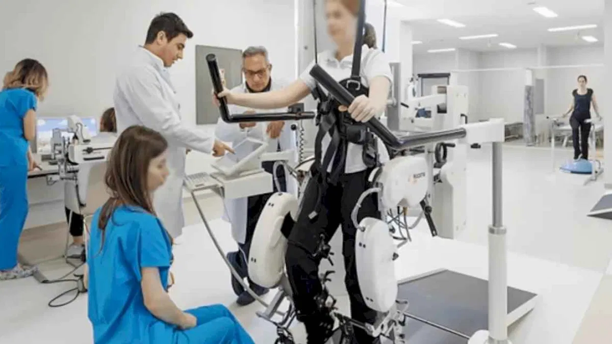 Depremde felç kalanları robotlar ayağa kaldırıyor