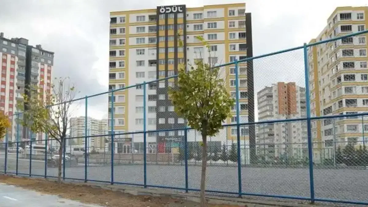 Kayseri Melikgazi'den sporseverlere 18 futbol sahası