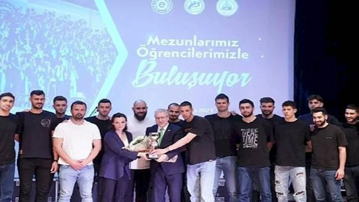 EÜ Erkek Voleybol Takımı Türkiye şampiyonu!