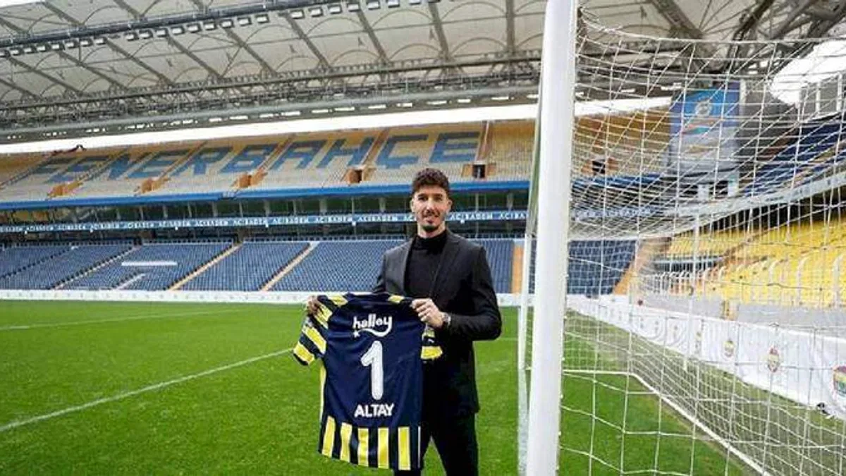 Fenerbahçe'de Altay Bayındır için imza töreni düzenlendi