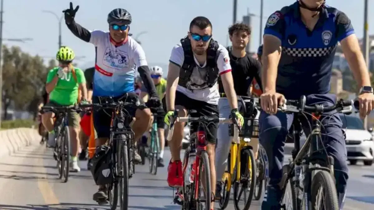 İzmir'de sağlıklı yaşama ve temiz çevreye pedalladılar