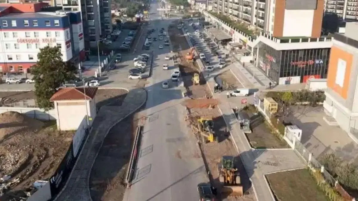 İzmir'de Eski Havaalanı Caddesi yenileniyor