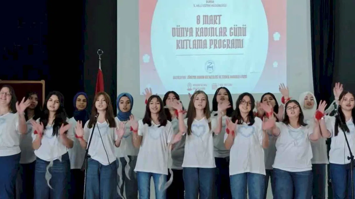 Bursa'da liseli öğrencilerden 8 Mart programı