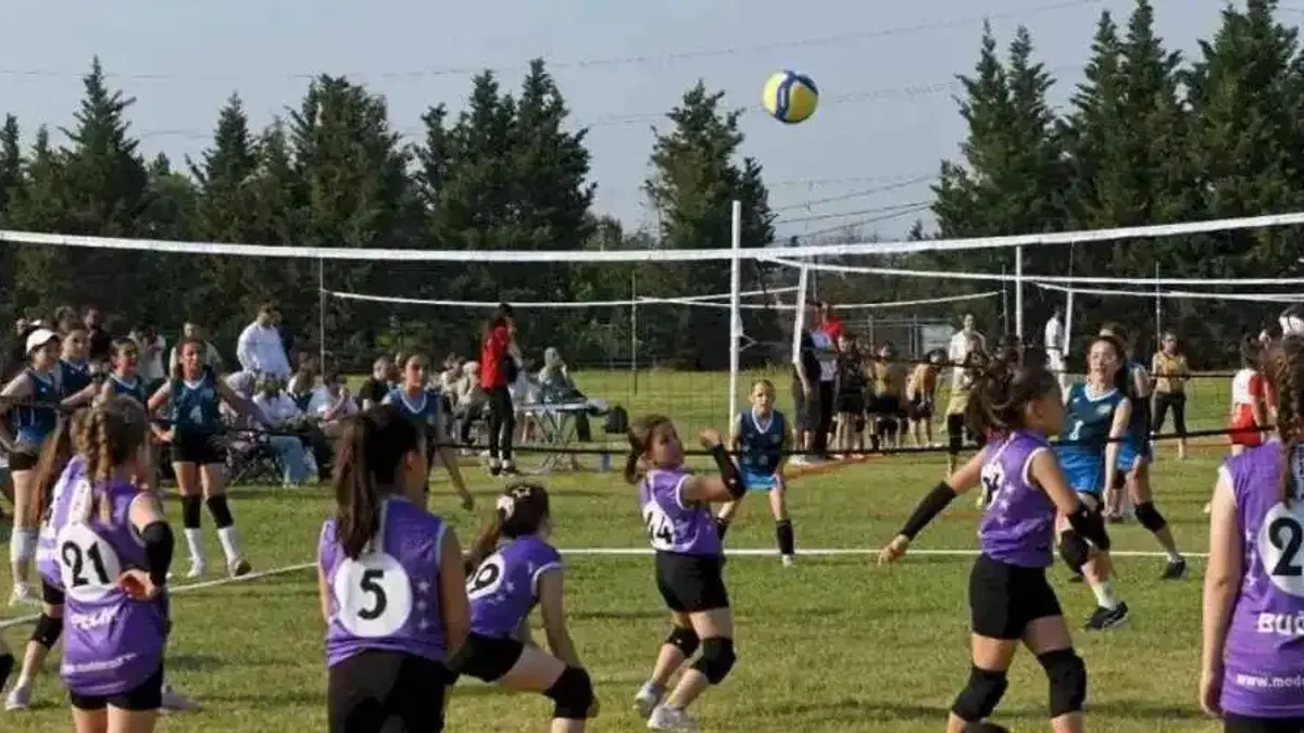 Bursa Osmangazi’de kız çocukları için Mini Voleybol Şenliği