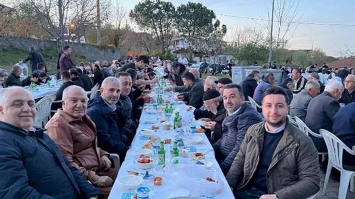 Hayırsever iş insanı Mehmet Başaran, Kadir Gecesi iftar geleneğini sürdürdü