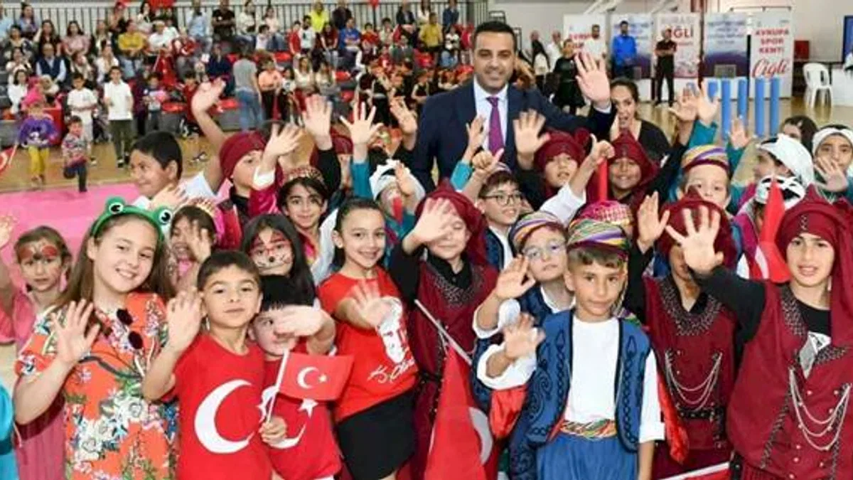 İzmir Çiğli’de çocuklara bayram şenliği