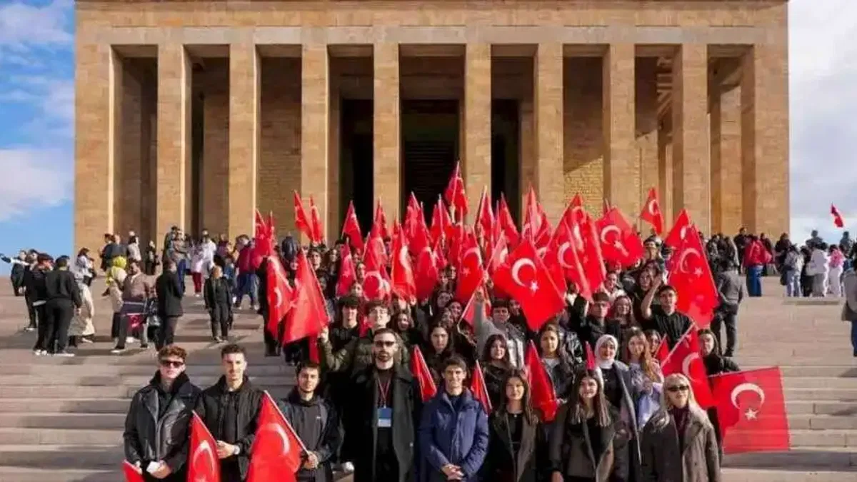 Maltepeli öğrenciler istedi, yerel yönetim Anıtkabir’e götürdü