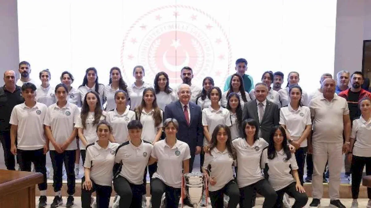 Bakan Güler Yüksekova Belediyespor sporcularıyla buluştu