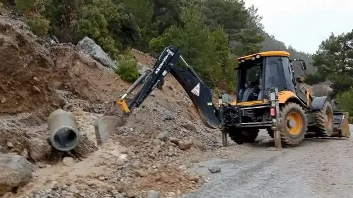 Antalya’da kış mesaisi! Alanya kırsalında yol güvenliği