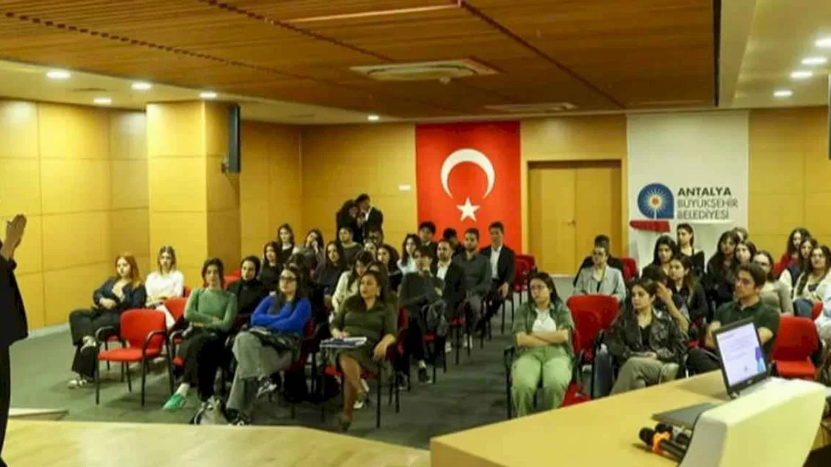 Antalya Büyükşehir’de gençlere AB fırsatları toplantısı