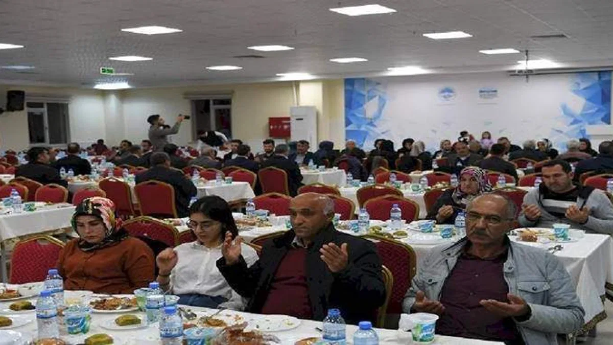 Memduh Büyükkılıç ilk iftarı memleketinde yaptı