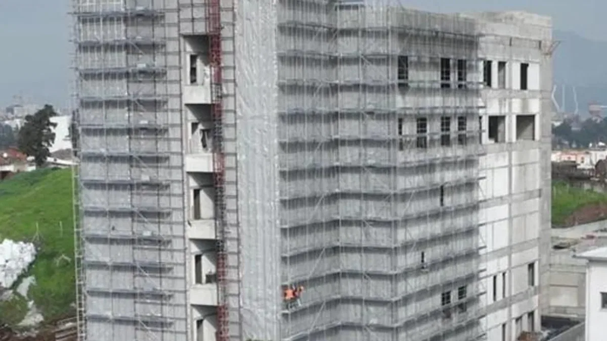 İzmir'de Eşrefpaşa Hastanesi'nin yeni binasında sona doğru