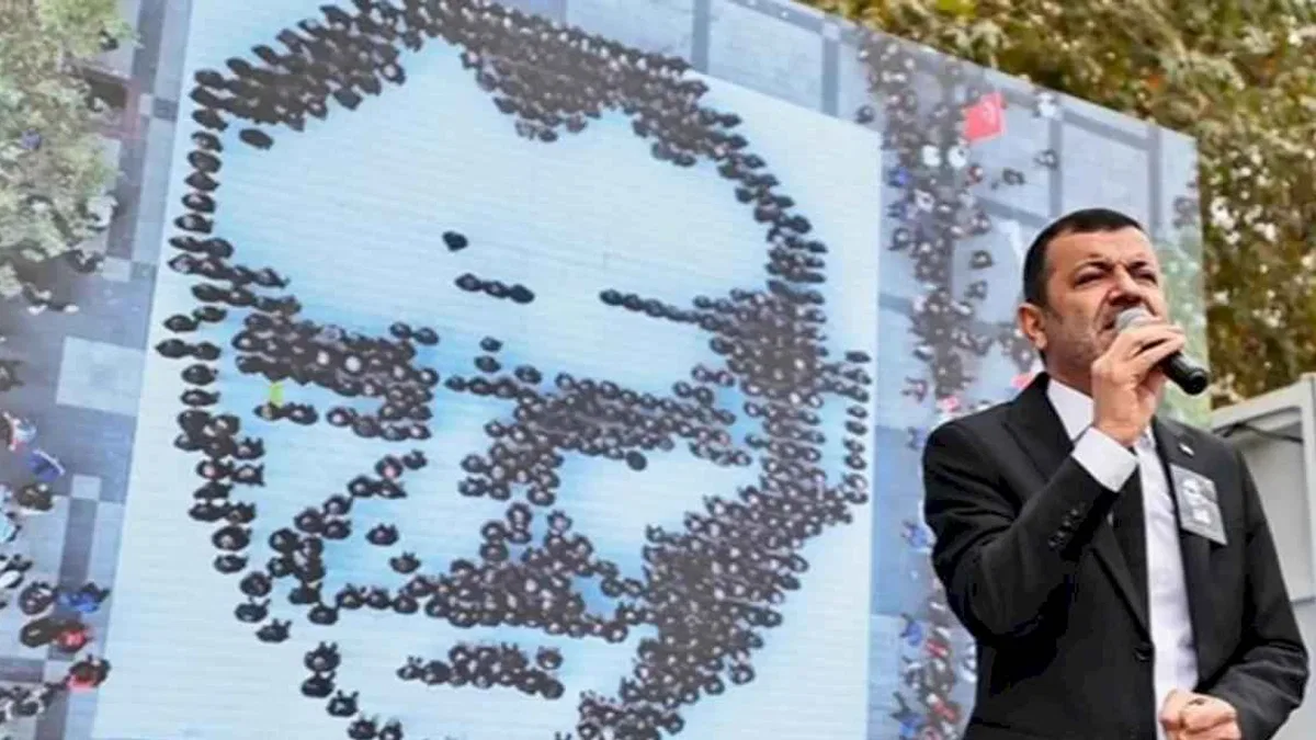 Denizli'de belediye personelleri Atatürk silüeti oluşturdu
