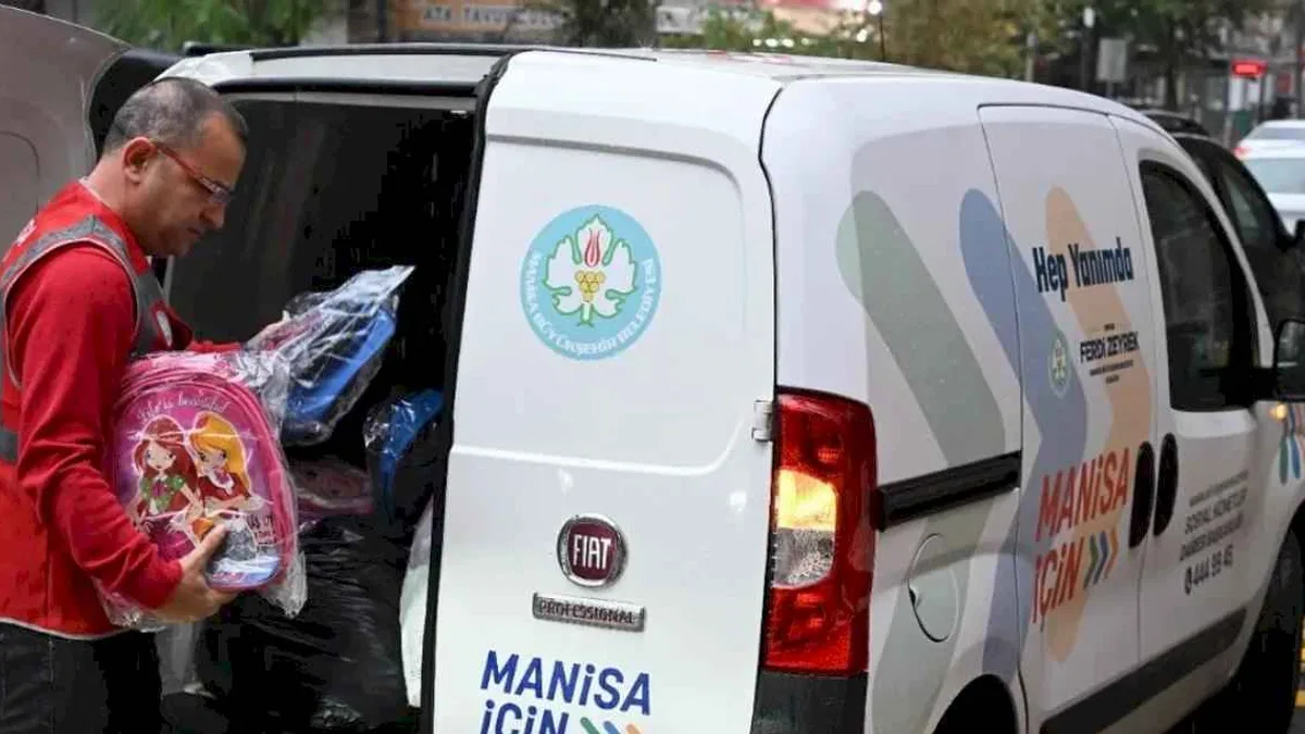 Manisa'dan 15 bin öğrenciye çanta ve kırtasiye desteği