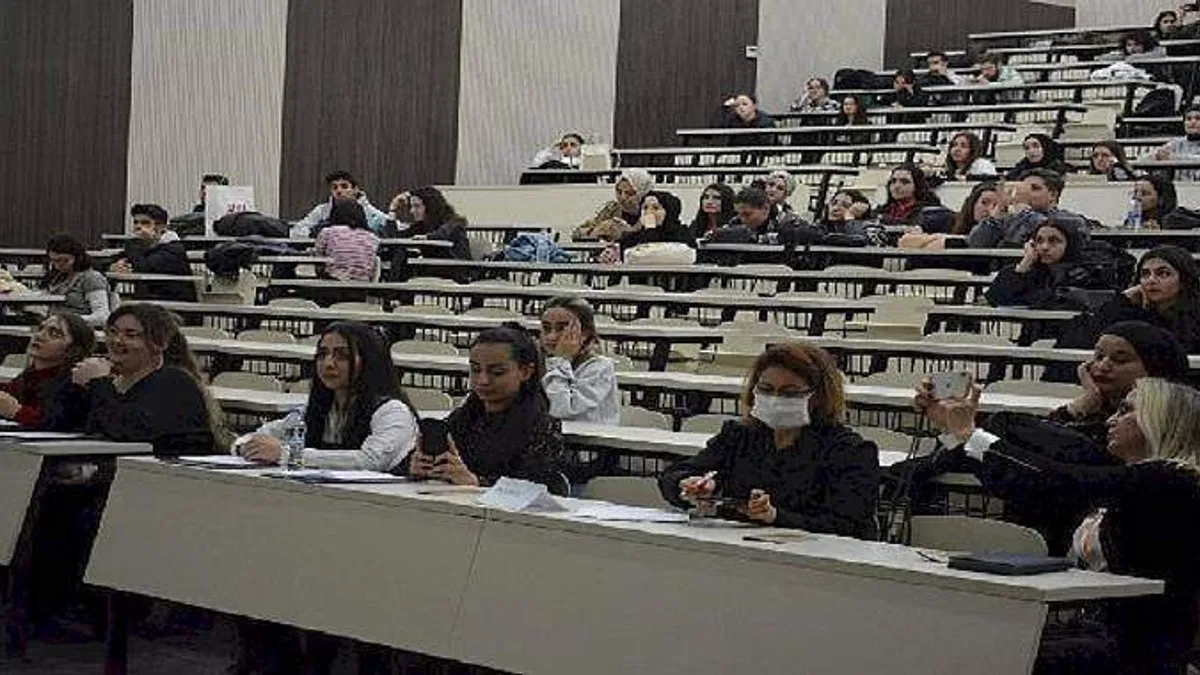 EÜ Hemşirelik Fakültesinde "Sen Olduğun Her Halinle Güzelsin" paneli
