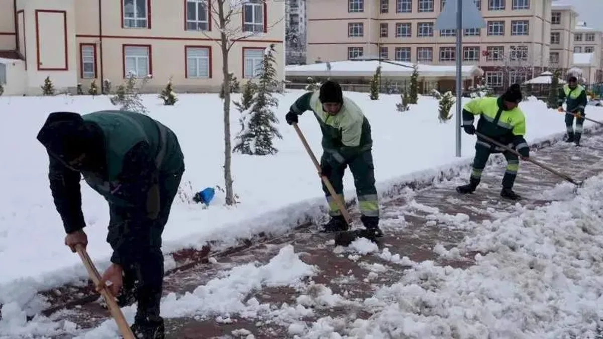 Ankara Keçiören'de kar küreme ve tuzlama seferberliği