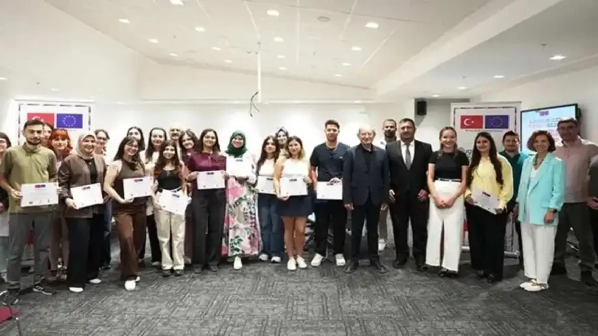 Denizli’de gençler dijital tasarım sertifikalarını aldı